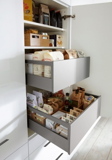 Praktické jsou také vysoké skříně na potraviny s výjezdy. Praktické jsou také vysoké skříně na potraviny s výjezdy.