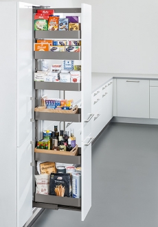 Praktické jsou také vysoké skříně na potraviny s výjezdy a mnoha šuplíky.