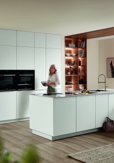 S-line EASYTOUCH Elegantní podsvícené poličky ze dřeva jsou hlavním designovým prvkem této skandinávské kuchyně.