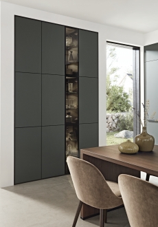 Prosklené nástěnné skříňky Flat s černým sklem. Kuchyně S-line – Laklaminát minerální zelená ultramatná, ořech