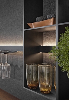 Držák na sklenice, které jsou vždy hned po ruce. Kuchyně S-line – Laklaminát minerální zelená ultramatná, ořech