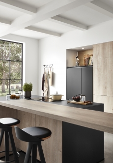 Barové židličky skvěle doplňují moderní kuchyni Kuchyně S-line grafitově černá + dub Montreal