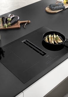 Skleněný vzhled umocňuje její hloubkový efekt kuchyně S-line Pracovní deska v mimořádně odolném provedení Xtra Ceramic