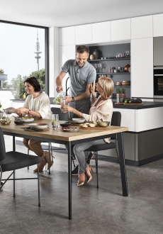 Kuchyň nabízí přivítat přátele a nechat proudit pohostinnost. Kuchyně S-line Glassoptik, aplská matná bílá