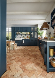 Decentní dřevěné fládrování  Kuchyň Schüller Finca modrá