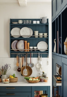 Ušlechtilé mosazné úchyty a pracovní deska Systemo Kuchyň Schüller Finca modrá Ušlechtilé mosazné úchyty a pracovní deska Systemo Kuchyň Schüller Finca modrá