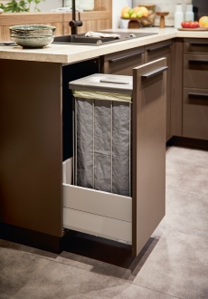 Moderní systém třídění odpadu s recyklační taškou Městská kuchyně Schüller Arosa