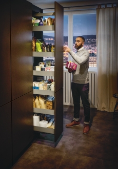 Praktická úzká skříň s výsuvnými regály Městská kuchyně Schüller Arosa