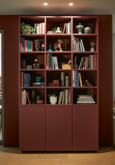 Výklenkové panely s dubovými prvky poskytují doplňkový úložný prostor s atraktivním vzhledem Gurmánská kuchyně Schüller Elba