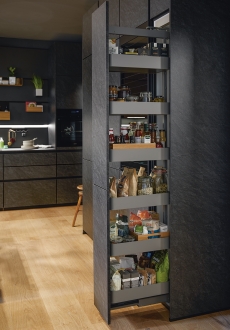 Šikovná výsuvná police ve vysoké skříni Gurmánská kuchyně Schüller Elba