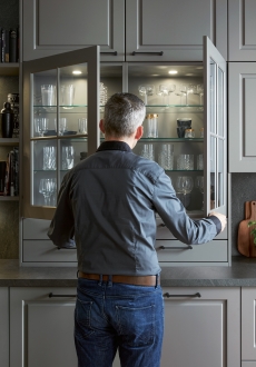 Vitríny a skříňky skrývají velkorysý úložný prostor Šedá kuchyně Schüller Classic Vitríny a skříňky skrývají velkorysý úložný prostor Šedá kuchyně Schüller Classic