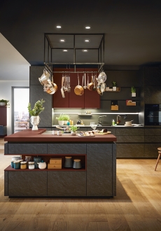 Kuchyně Schüller ELBA disponuje velkorysým kuchyňským ostrůvkem s barovou deskou. Pomocí stmívače světel vytvoříte příjemnou atmosféru.