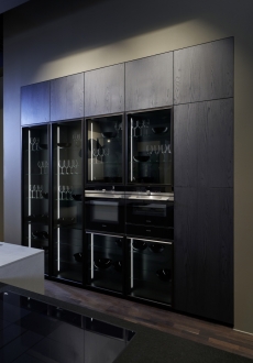 Kuchyně NOLTE Manhattan Dub Nero  Vitríny s integrovaným LED osvětlením po stranách.