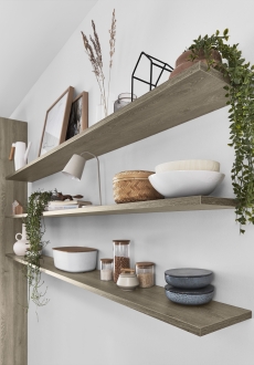 Atraktivní štíhlé police podtrhují koncept kuchyně S-Line RIVA Úložný prostor v kuchyni kuchyni S-Line RIVA je řešen prostě a elegntně.