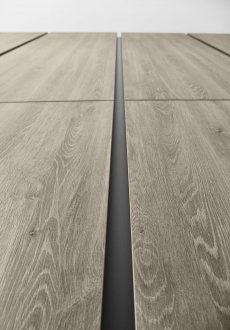 Reprodukce dubového dřeva dodává kuchyni S-Line RIVA přírodní vzhled Vertikální zrnitost použitého dekoru kuchyně S-Line RIVA je vizuálně velmi atraktivní.