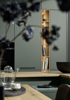 V kuchyni Nolte MANHATTAN UNI najdou místo i světové kuchařské knihy Aby kuchyně Nolte sloužila na maximum, prostor je šikovně řešen.