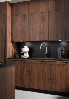 Dokonalost tvaru: concept130 BALI Ořech | LASER SOFT Černá