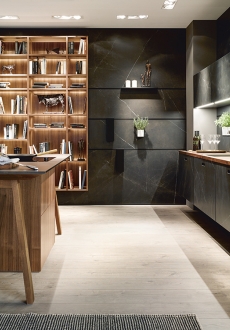 Obývací pokoj s kuchyní nx960 Multifunkční prostor přesně podle vašich představ. Elegantní varný stůl lze doplnit o výkonné sporáky a integrované digestoře.