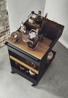 Stylový kuchyňský vozík  Ideální domácí minibar, který jednoduše a rychle přesunete. Pomůže i při servírování pokrmů