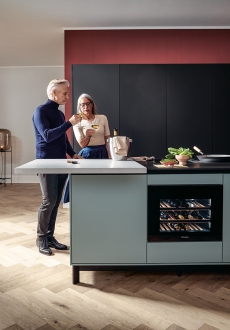 Nx510 / nx505 – Onyx černý samet mat / indický červený samet mat / mlžný modrý satén Vysoká skříň propojuje odvážnou indickou červenou ve svém interiéru a neutrální černou, která je jedinou dominantní barvou v případě, že je kuchyně zavřená. Nx510 / nx505 – Onyx černý samet mat / indický červený samet mat / mlžný modrý satén Vysoká skříň propojuje odvážnou indickou červenou ve svém interiéru a neutrální černou, která je jedinou dominantní barvou v případě, že je kuchyně zavřená.