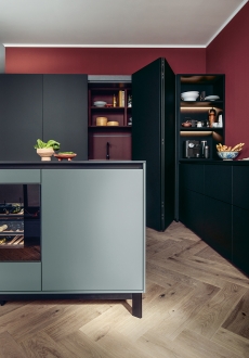 Nx510 / nx505 – Onyx černý samet mat / indický červený samet mat / mlžný modrý satén Vysoká skříň propojuje odvážnou indickou červenou ve svém interiéru a neutrální černou, která je jedinou dominantní barvou v případě, že je kuchyně zavřená.