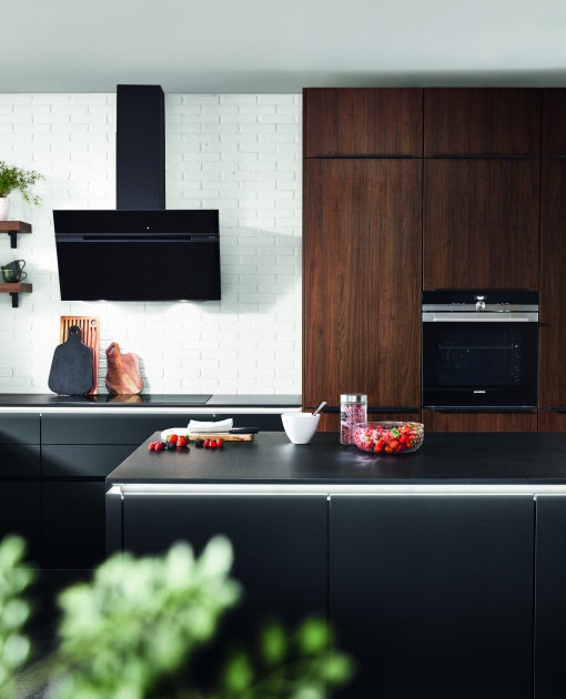 Laklaminát grafitově černá ultramatná, vlašský ořech