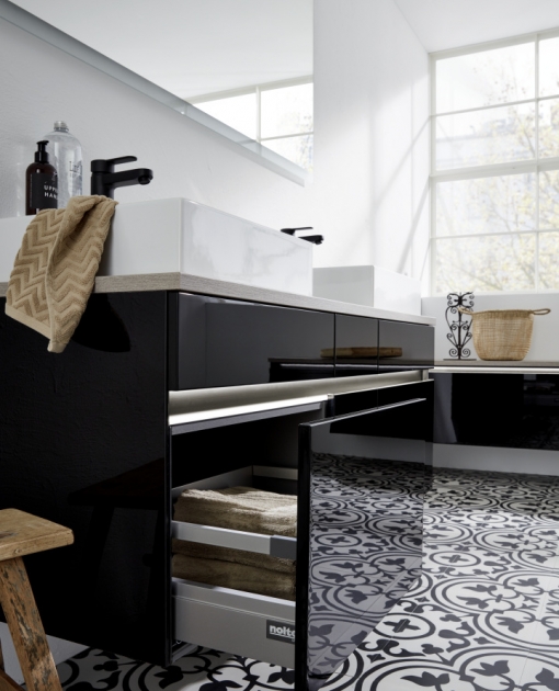 NOVA LACK NOLTE Nolte sytá černá, koupelna od Karel Kováč Centrum