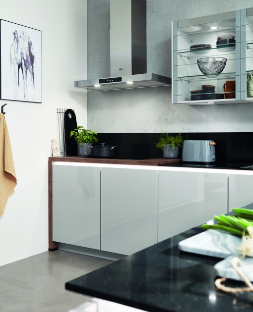 Kuchyňská linka LUX v moderní světle šedé Kuchyň řady S-line od Karel Kováč Centrum Kuchyňská linka LUX v moderní světle šedé Kuchyň řady S-line od Karel Kováč Centrum