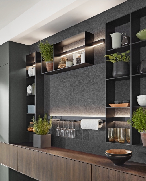 Kuchyně S-line – Laklaminát minerální zelená ultramatná, ořech Jasné linie a jednoduché barvy působí jednotícím dojmem.