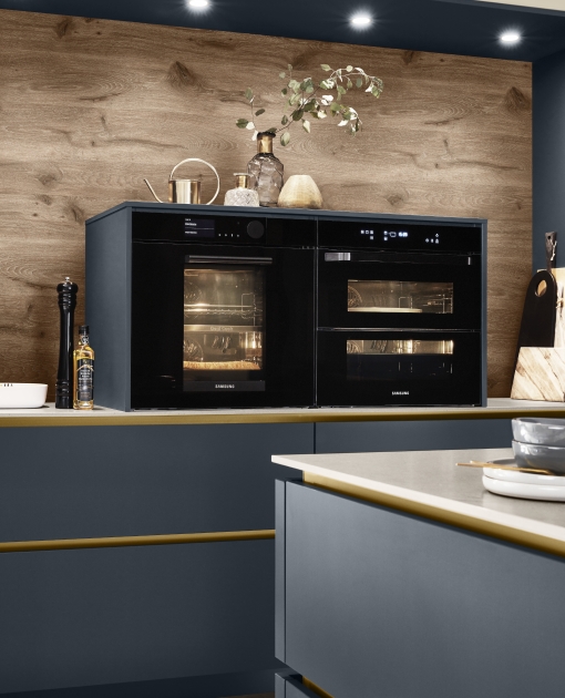 Vyvýšené spotřebiče pro lepší vaření  Kuchyně S-line Laklaminát modrá fjord ultramatná