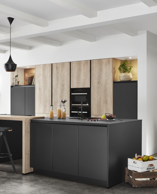 Elegantní matná černá čela a imitace dubu Kuchyně S-line grafitově černá + dub Montreal