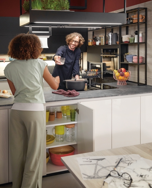 Variabilní systém Frame Rack mezi horní skříňkou a pracovní deskou Rodinná kuchyně Schüller Fino Variabilní systém Frame Rack mezi horní skříňkou a pracovní deskou Rodinná kuchyně Schüller Fino