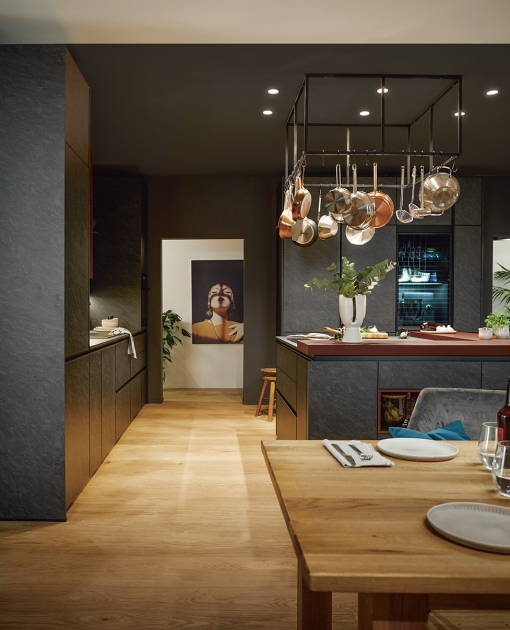 Do skříně se skleněnou žaluzií je možné uložit větší kuchyňské spotřebiče i nádobí Gurmánská kuchyně Schüller Elba