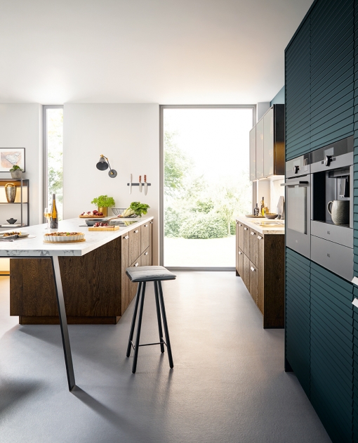 Lamelový vzor, s nímž dub nápadně kontrastuje. Kuchyň Schüller Rocca