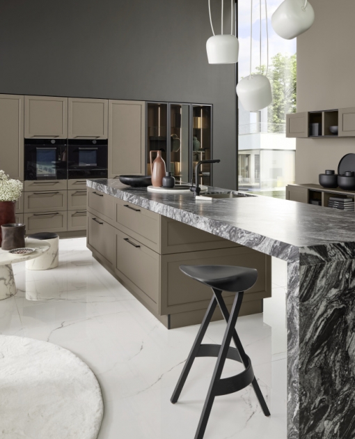 Autentické materiály působí v kuchyni Nolte LUGANO LACK ušlechtile  Kombinace žuly, dřeva a skla je symbolickým luxusem kuchyně Nolte.