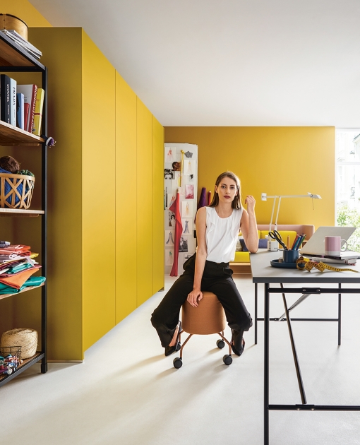 Nx505 – Kari satén / krystal bílý satén Jednoduchým zatažením se z kuchyně stává nenápadná, a přitom stále stylová vysoká skříň.