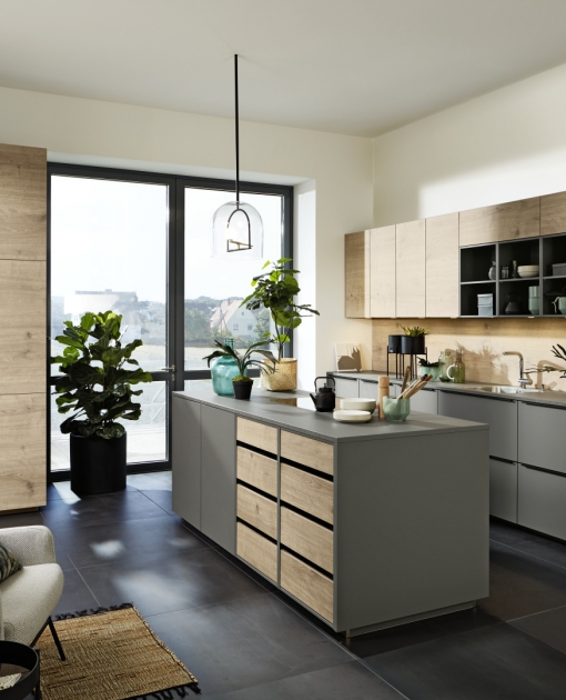 PLUS – MANHATTAN PLUS – MANHATTAN
