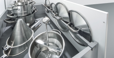 Praktické pořadače mohou být doplněny o praktické stojánky na nože, talíře i pokličky.