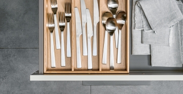 Praktické pořadače zaručují tu nejjednodušší úpravu: vyjměte, opláchněte, osušte a zase čisté vložte do zásuvky. Praktické pořadače zaručují tu nejjednodušší úpravu: vyjměte, opláchněte, osušte a zase čisté vložte do zásuvky.