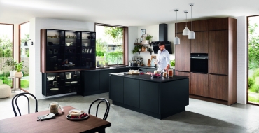 Laklaminát grafitově černá ultramatná, vlašský ořech