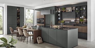 Kuchyně S-line – Laklaminát minerální zelená ultramatná, ořech Spojením vybroušeného vizuálního stylu a vysoké funkčnosti.