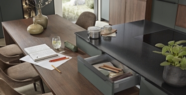 Kuchyně S-line – Laklaminát minerální zelená ultramatná, ořech Povrchy se speciální úpravou proti otiskům prstů.