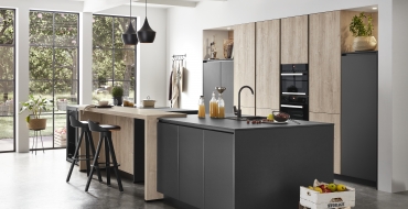 Kuchyně S-line grafitově černá + dub Montreal  Silný kontrast hnědé s černou vytváří útulnou atmosféru