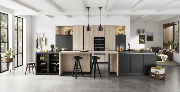 Imitace dubu, kterou nelze od opravdového masivu rozeznat Kuchyně S-line grafitově černá + dub Montreal