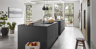 Prostor s autentickým designem Kuchyně S-line grafitově černá + dub Montreal