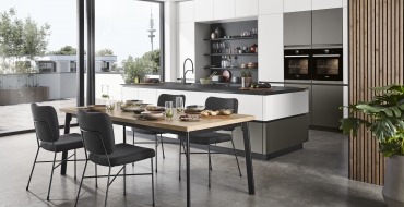 Kuchyně S-line Glassoptik, aplská matná bílá Nevtíravě kombinuje kuchyňské a jídelní prostory