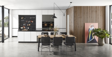 Bílá barva výborně zvětšuje prostor Kuchyně S-line Glassoptik, aplská matná bílá