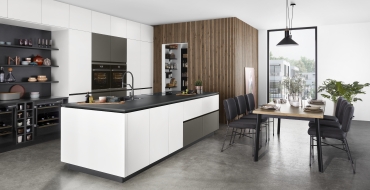 Úložná část – spíž – je dokonale integrovaná Kuchyně S-line Glassoptik, aplská matná bílá