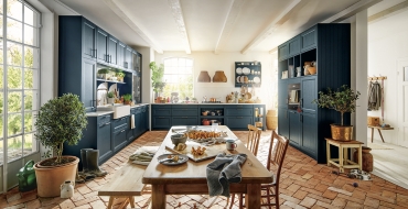 Kuchyň Schüller Finca modrá Specifický venkovský ráz dodává tmavomodrý saténový lak Kuchyň Schüller Finca modrá Specifický venkovský ráz dodává tmavomodrý saténový lak