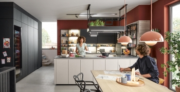 Rodinná kuchyně Schüller Fino Plná kontrastů a živá jako samotná rodina: kuchyně je centrem života Rodinná kuchyně Schüller Fino Plná kontrastů a živá jako samotná rodina: kuchyně je centrem života